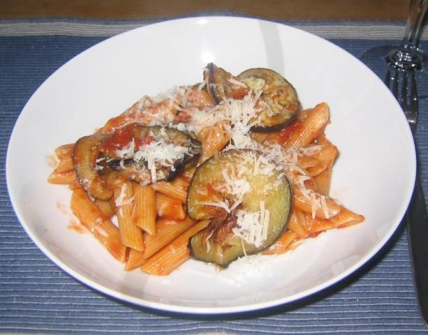 Foto Penne rigate alla norma (Penne mit Tomaten-Auberginen-Sugo)