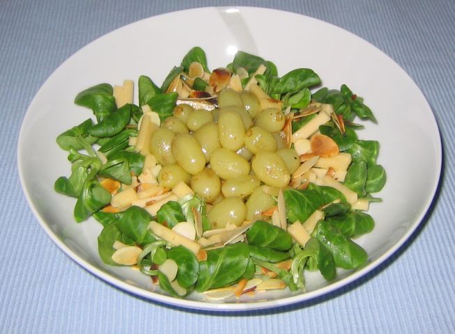 Foto Salat mit gebratenen Weintrauben und Mandeln