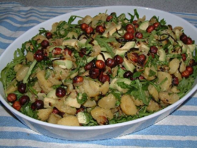 Foto Kartoffelsalat mit Rucola und Haselnüssen