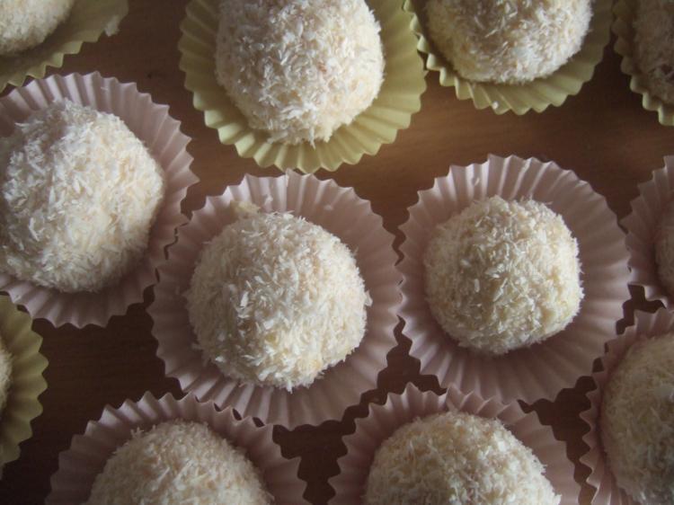 Das Kokos amaretto kugeln Rezept | Kochmeister