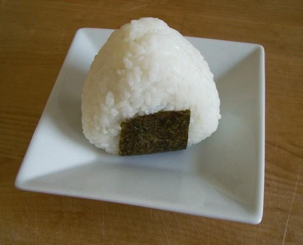 Onigiri mit Lachsfüllung | Ein Kochmeister Rezept