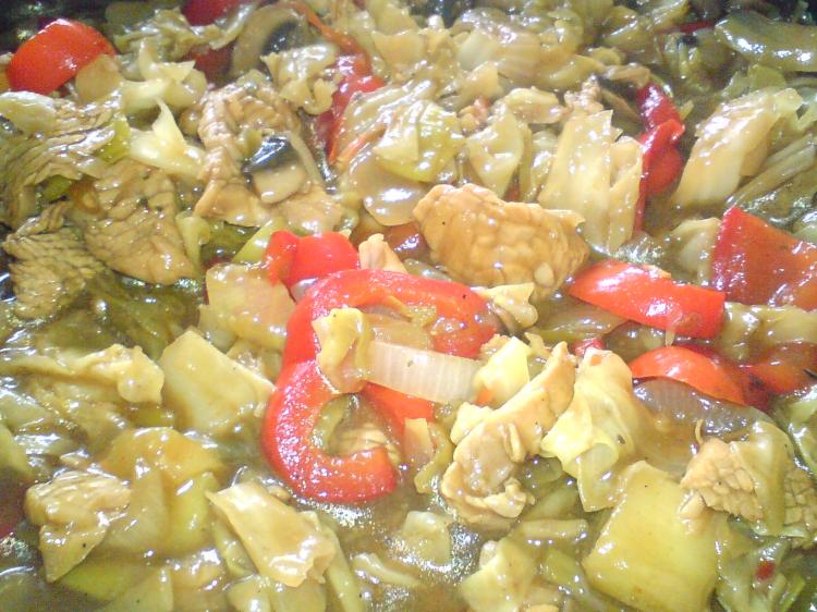 Foto Asiatische Spitzkohl-Hähnchen-Pfanne