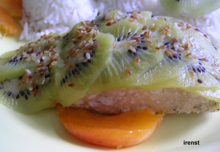 Foto Lachs unter Kiwi-Schuppen