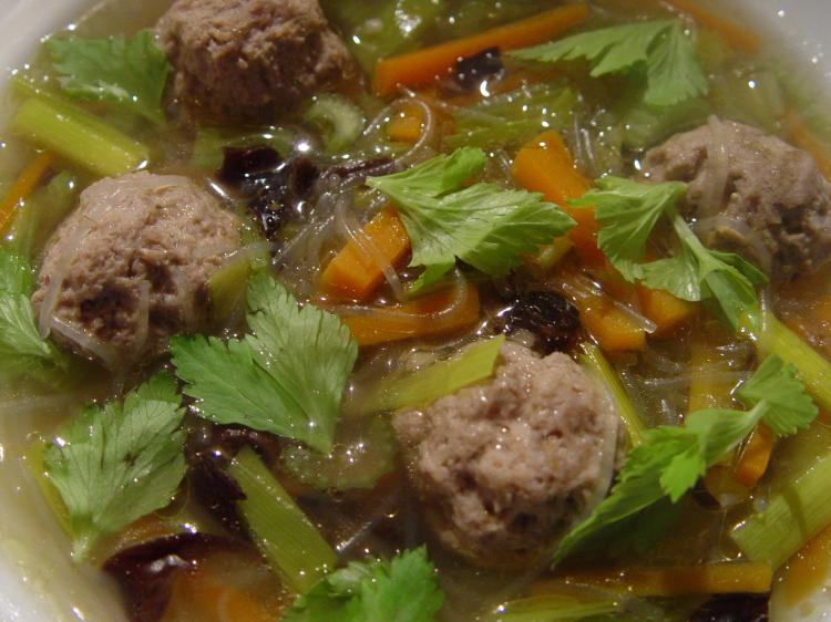 Foto Gemüsesuppe mit Fleischbällchen und Glasnudeln