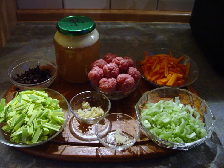 Foto Gemüsesuppe mit Fleischbällchen und Glasnudeln