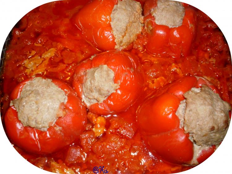 Gefüllte Paprika mit Hackfleisch in Tomatensoße | Ein Kochmeister Rezept