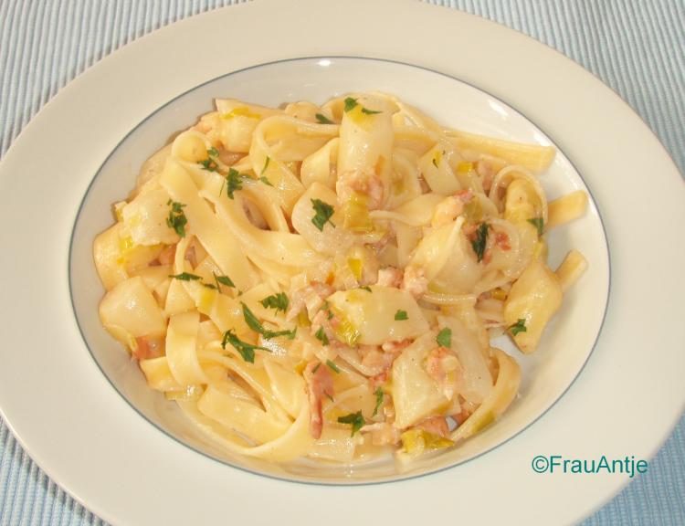 Foto Tagliatelle mit Spargel, Nordseekrabben und Schinken