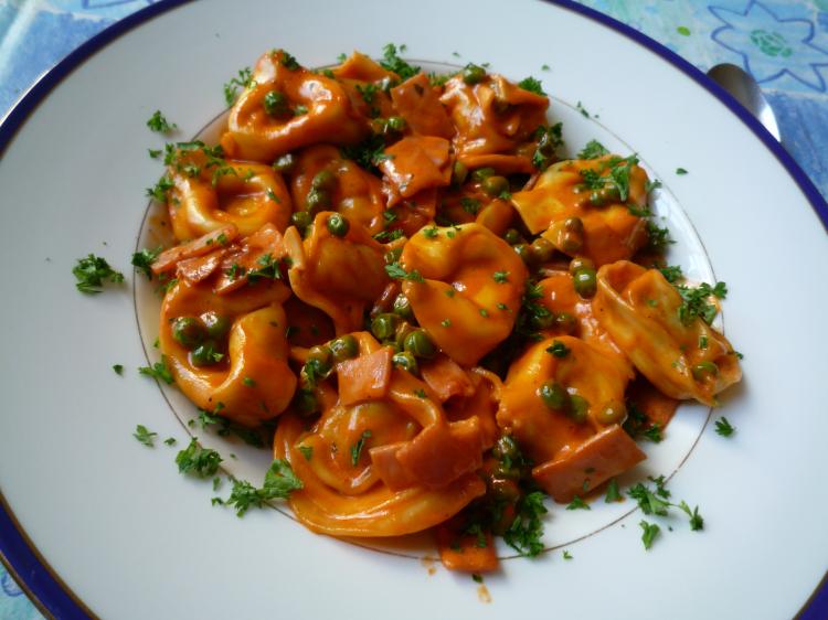Foto Tortellini mit Sahnesauce, Schinken und Erbsen