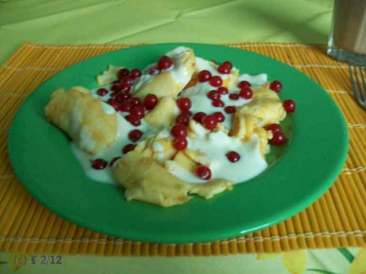 Foto Eierkuchen mit Pfirsichjoghurt und Johannisbeeren