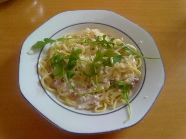 Foto Spaghetti mit Sahnecremekäse, Schinkenspeck und Rucola