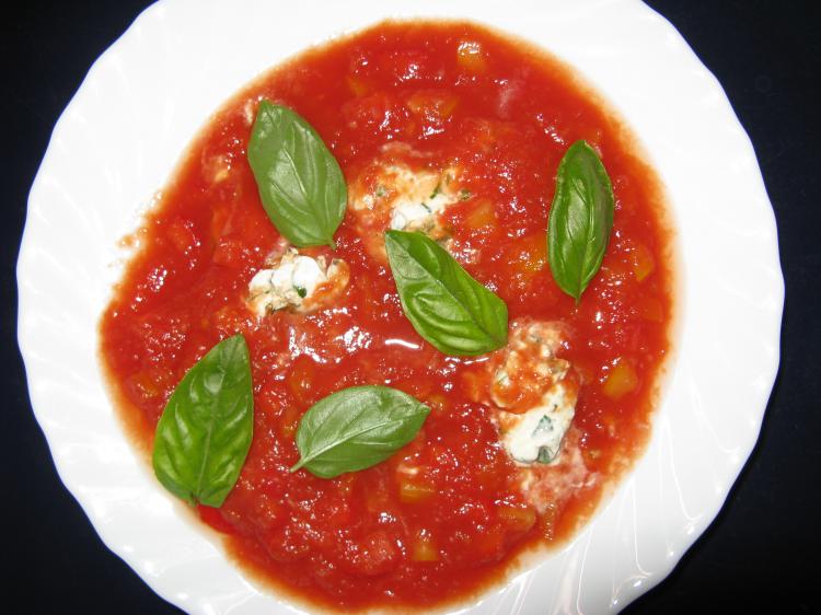 Foto Kalte Tomatensuppe mit Käseklößchen