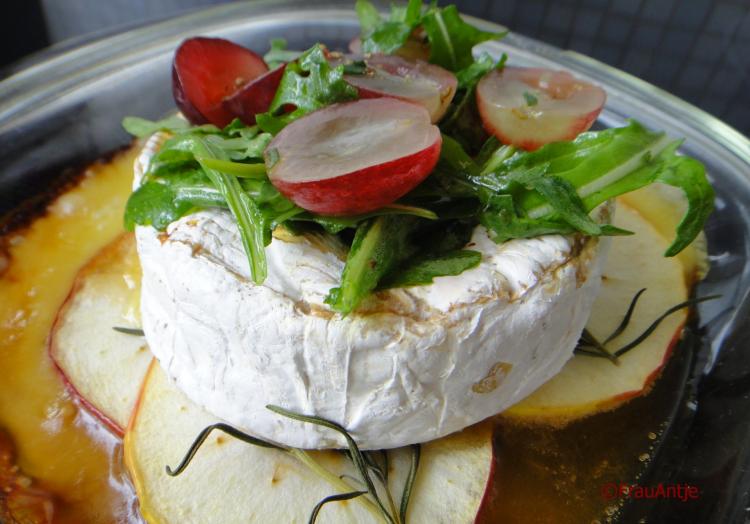 Foto Backofen-Camembert mit Weintraubensalat