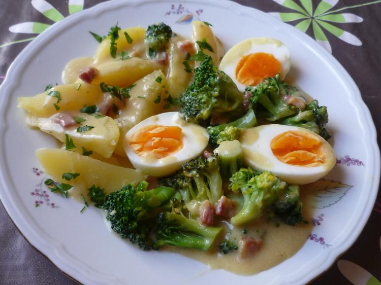 Eier in Brokkoli-Speck-Senfsoße | Ein Kochmeister Rezept