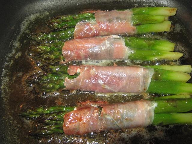 Foto Gebratener Grüner Spargel mit Bärlauch und Serranoschinken