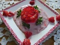 Foto für Erdbeer - Rosen auf Erdbeerjoghurtspiegel