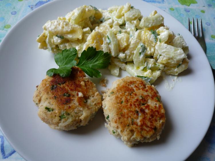 Fischfrikadellen mit Kartoffel-Gurken-Salat | Ein Kochmeister Rezept